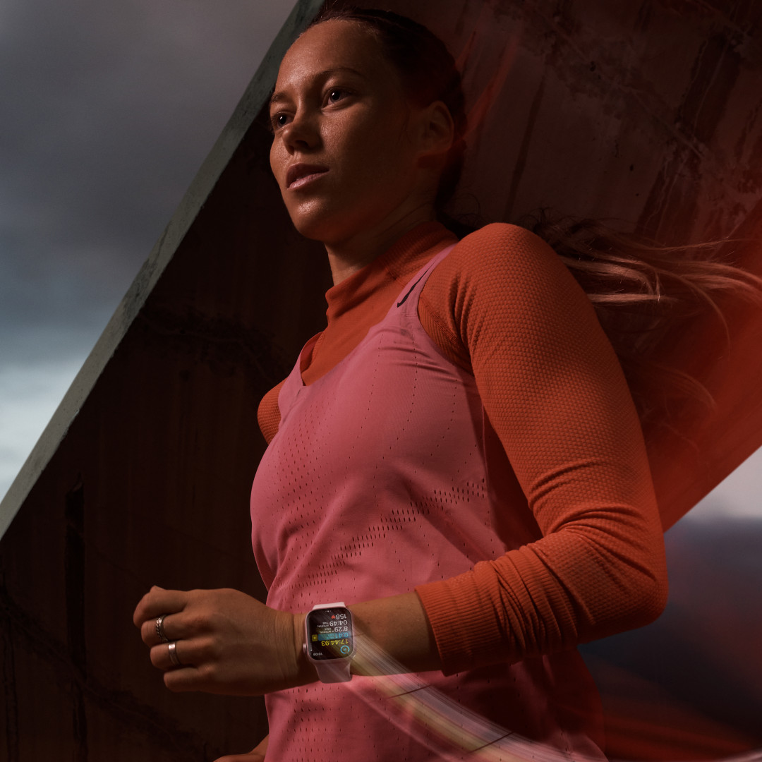 Apple Watch Series 9 41 mm Cellular Star White Aluminium s bielym športovým remienkom Star - S/M