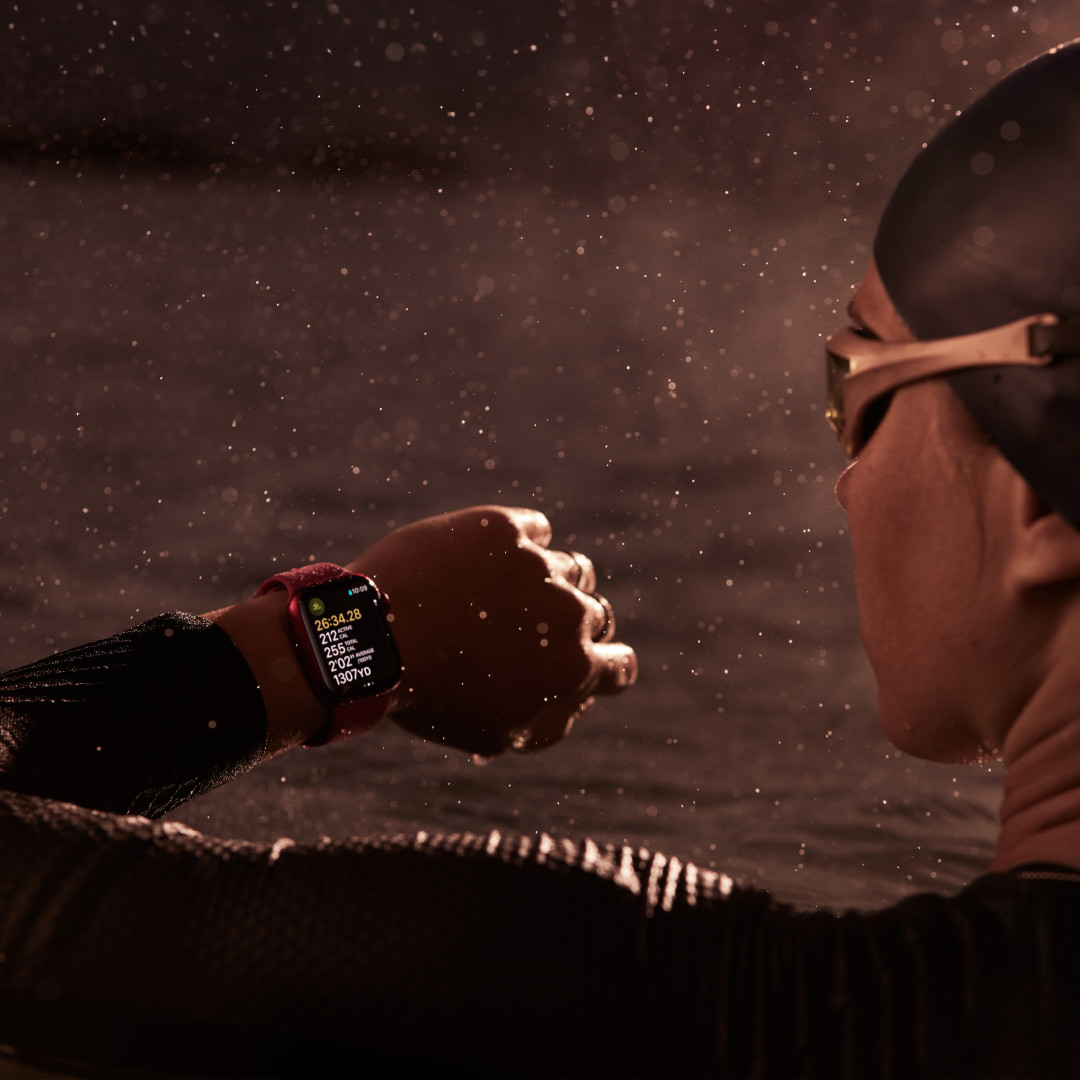 Apple Watch Series 9 41 mm Dark Ink Aluminium so športovým remienkom Dark Ink - S/M