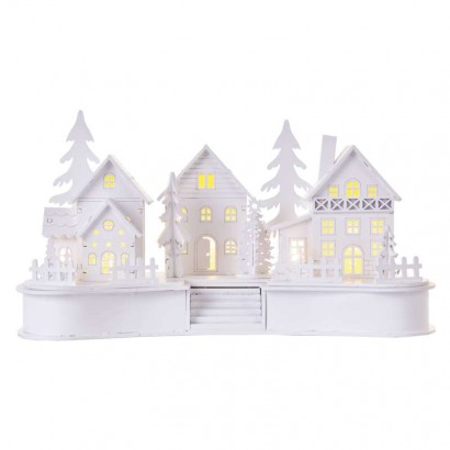 Biela drevená LED dekorácia - dedina, 16 cm, 2x AA, vnútorná, teplá biela, časovač