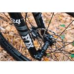 Celoodpružené kolo MMR KENTA 10 - Light Grey N Black - vel.M / 25/2026