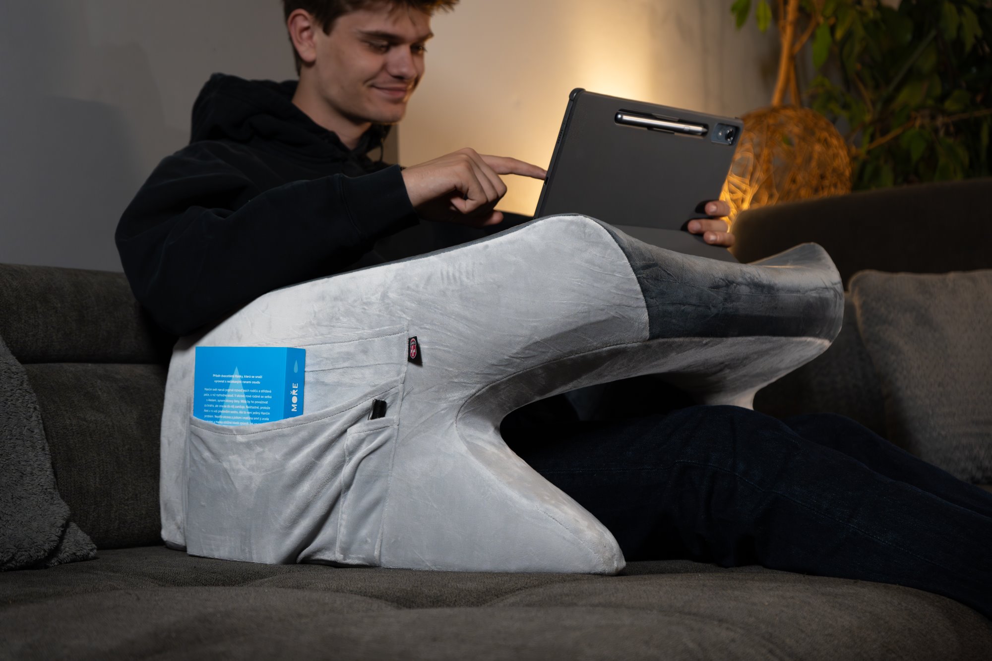 CONNECT IT FOR HEALTH ErgoWork Anatomický polštář na čtení a práci ŠEDÝ