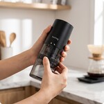 Elektrický mlýnek na kávu akumulátorový Huslog s průhledným zásobníkem černý