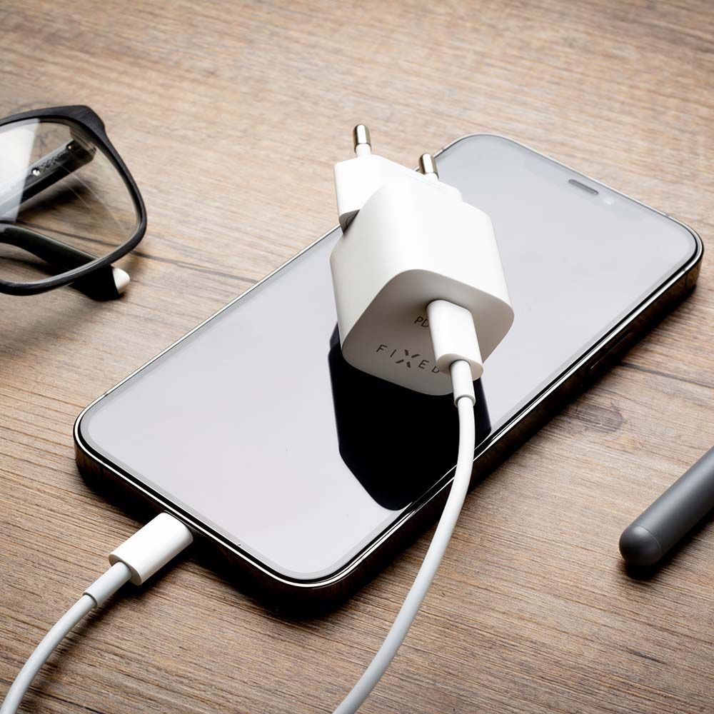 FIXED Mini sieťová nabíjačka s výstupom USB-C a káblom USB-C/Lightning, podpora PD, 1 meter, MFI, 20 W, biela
