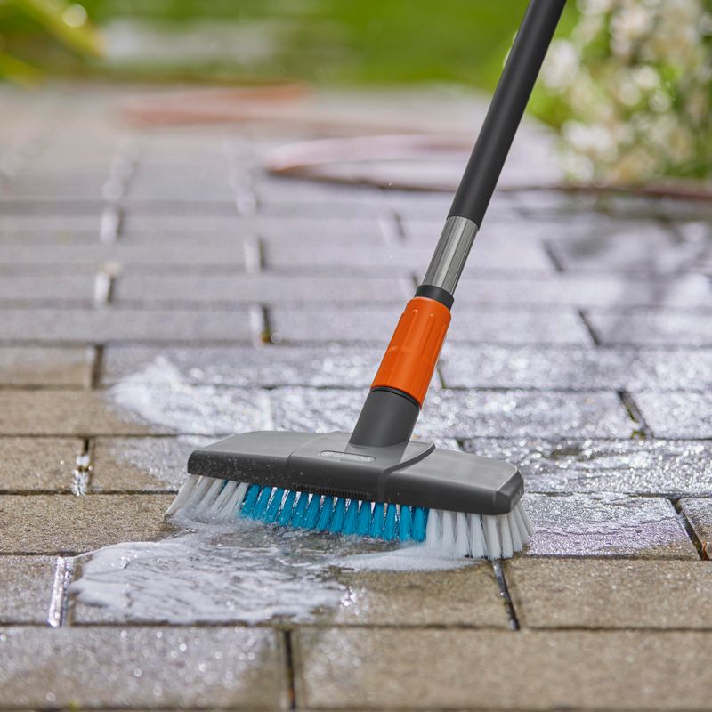 Gardena Cleansystem mycí kartáč tvrdý s násadou – sada (18828-20)