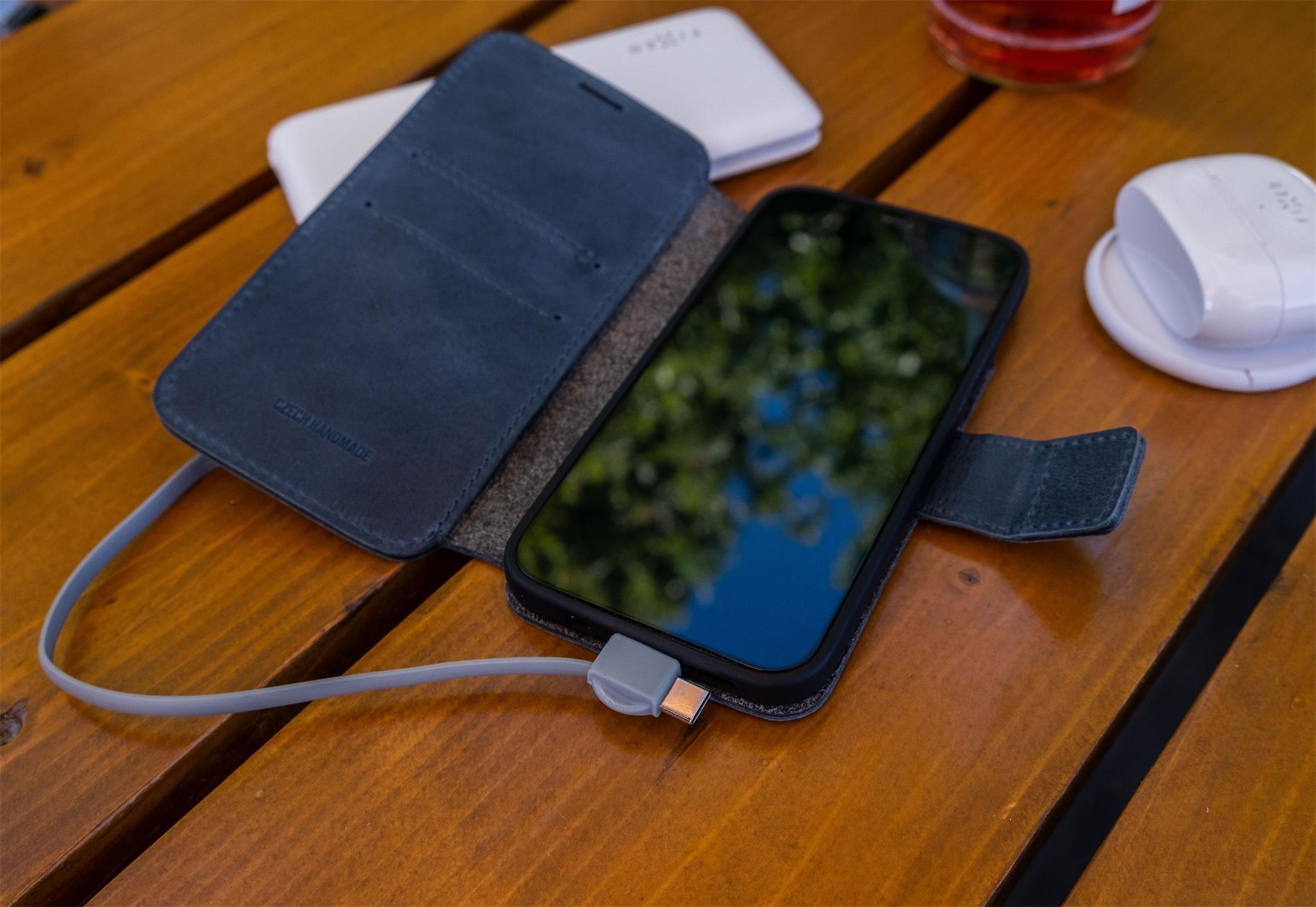 Kožené pouzdro typu kniha FIXED ProFit pro Apple iPhone 7/8/SE (2020/2022), modré