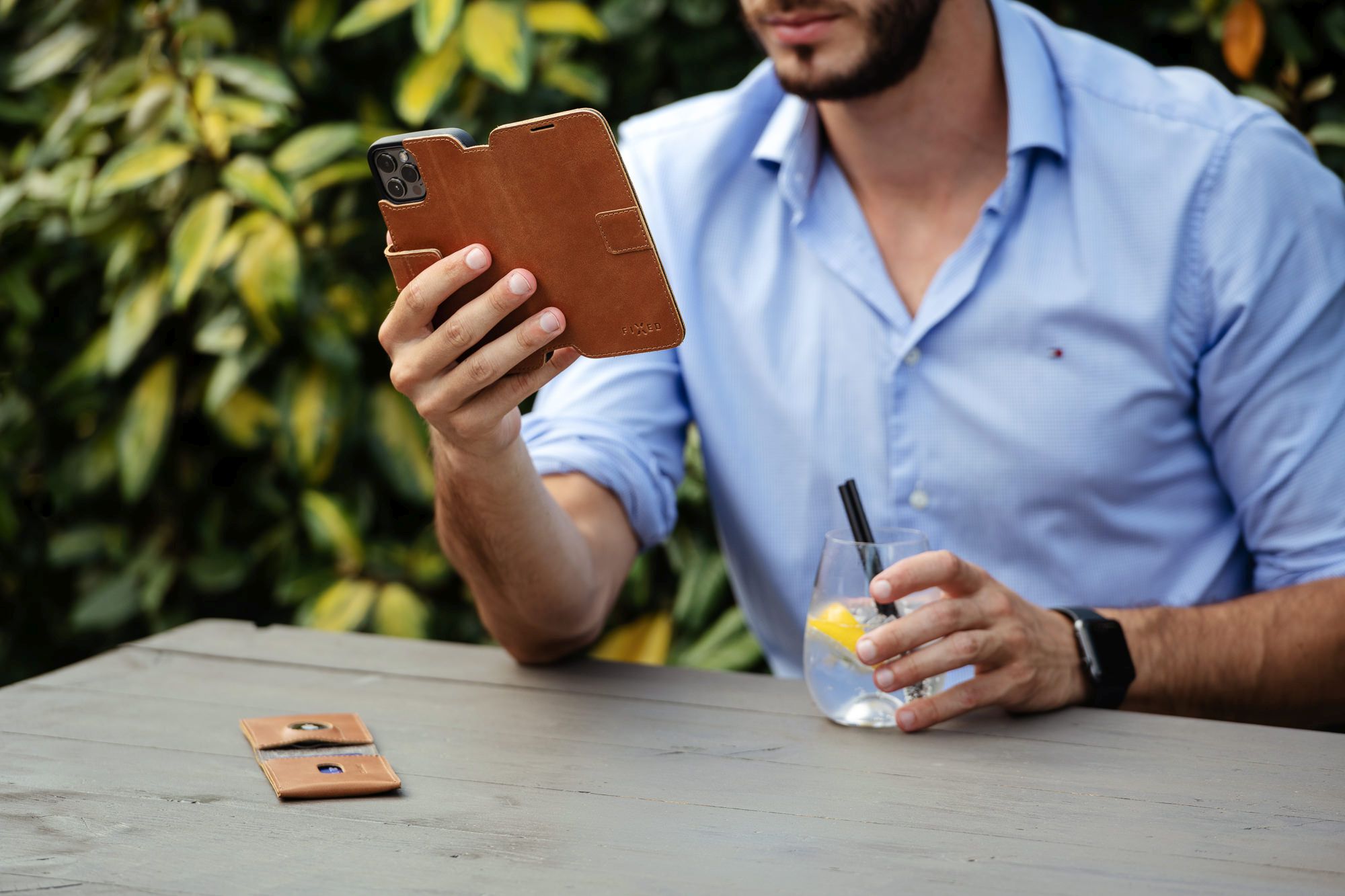 Kožené puzdro typu kniha FIXED ProFit pre Apple iPhone 13 Pro, hnedé