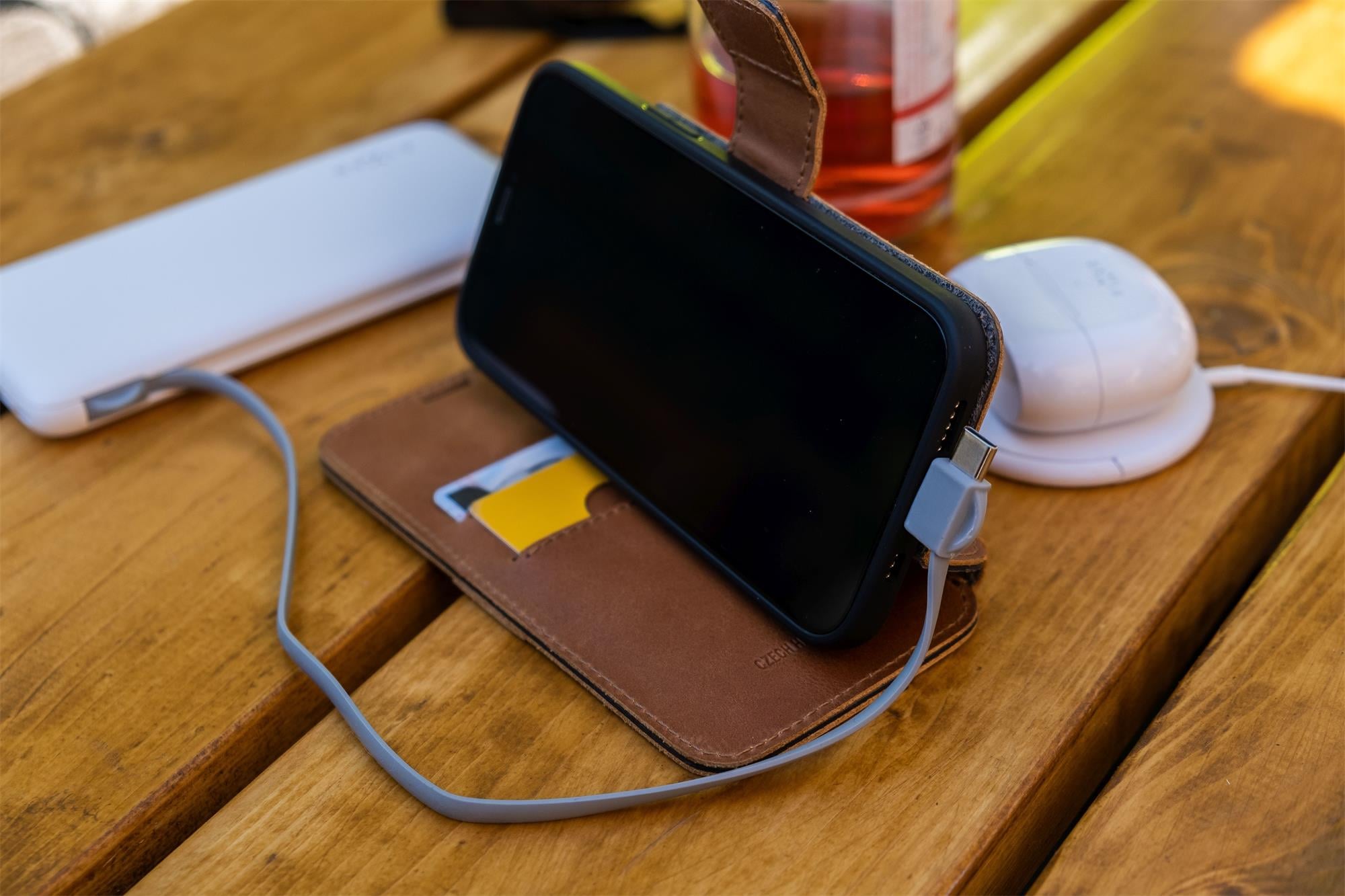 Kožené puzdro typu kniha FIXED ProFit pre Apple iPhone 7/8/SE (2020/2022), hnedé