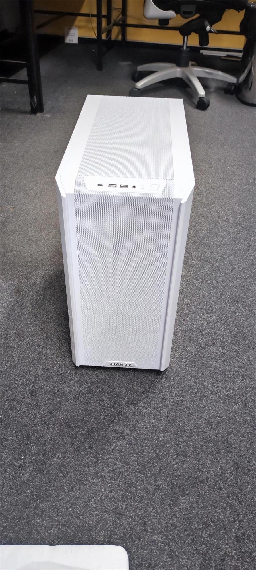 Lian Li LANCOOL 216 RGB, E-ATX skříň, midi tower - bílá