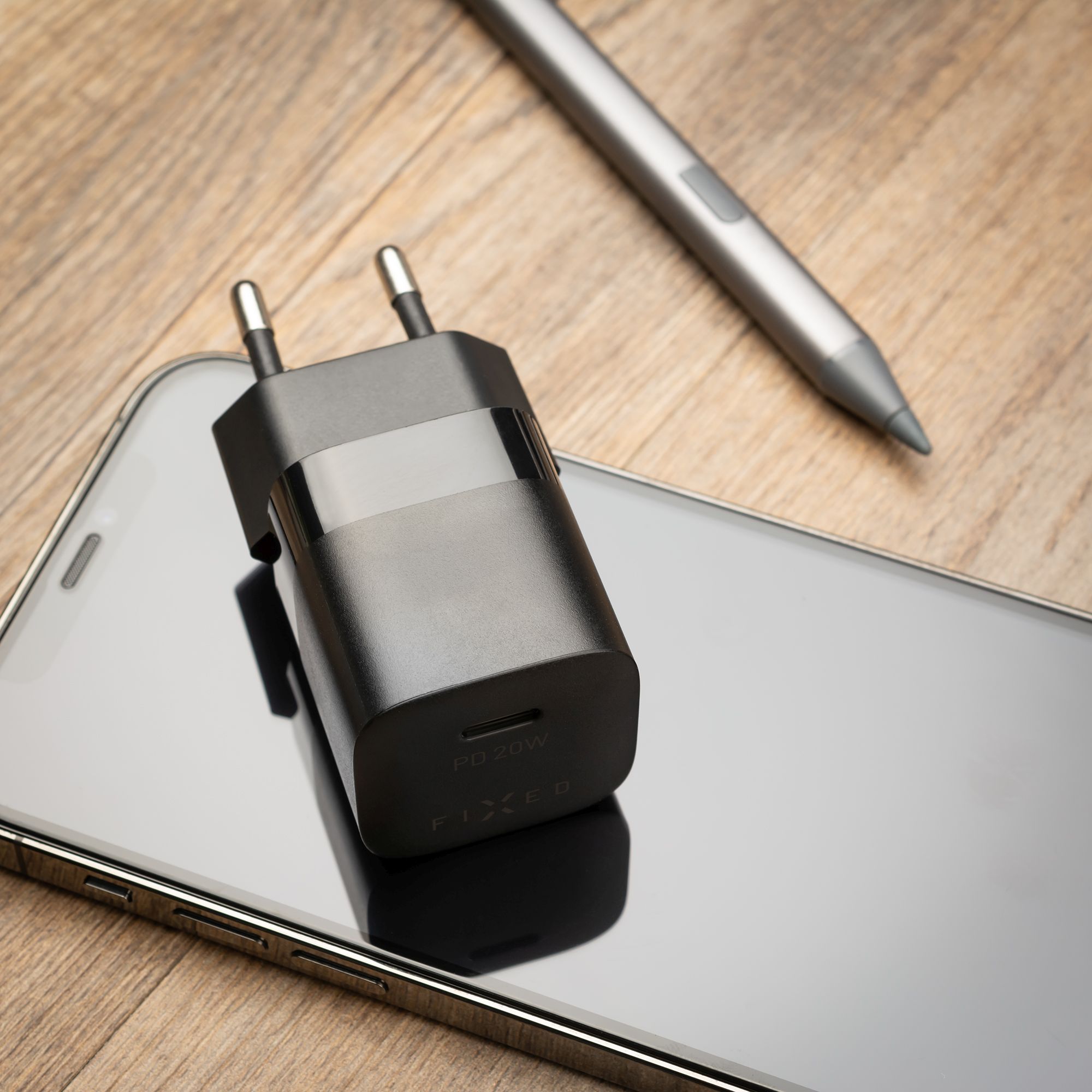 Mini sieťová nabíjačka FIXED s výstupom USB-C a káblom USB-C/USB-C, podpora PD, 1 meter, 20 W, čierna