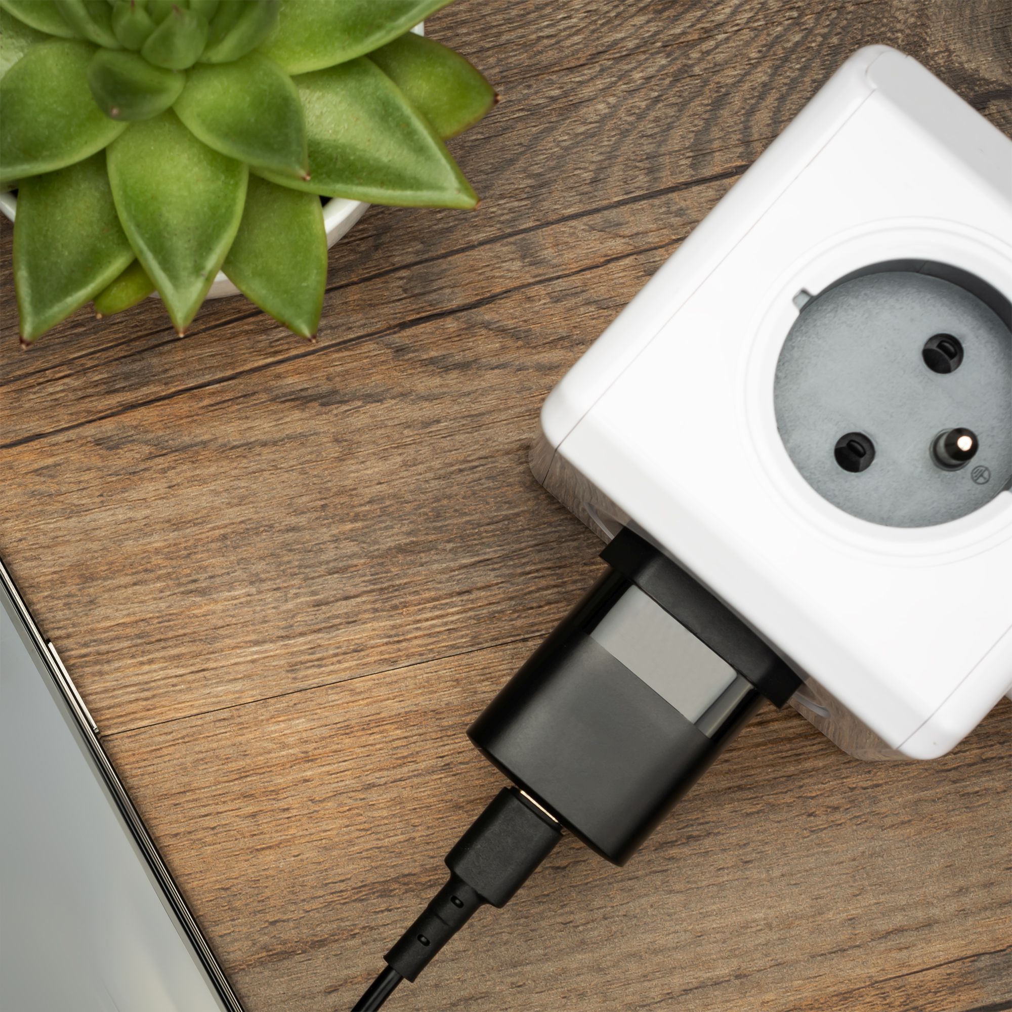 Mini sieťová nabíjačka FIXED s výstupom USB-C a káblom USB-C/USB-C, podpora PD, 1 meter, 30 W, čierna