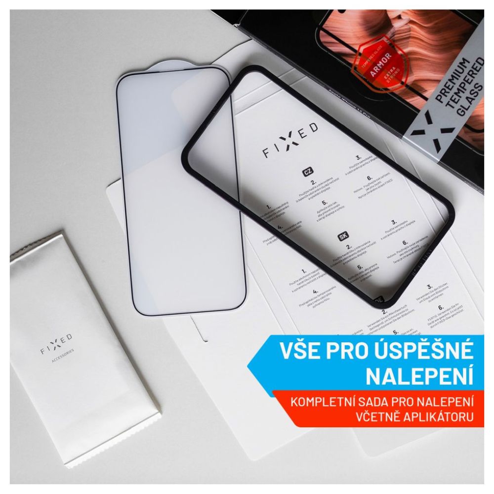 Prémiové ochranné tvrdené sklo FIXED Armor s aplikátorom pre Apple iPhone 15 Pro Max, čierne