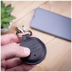 Smart tracker FIXED Sense s hnědým koženým pouzdrem a karabinou