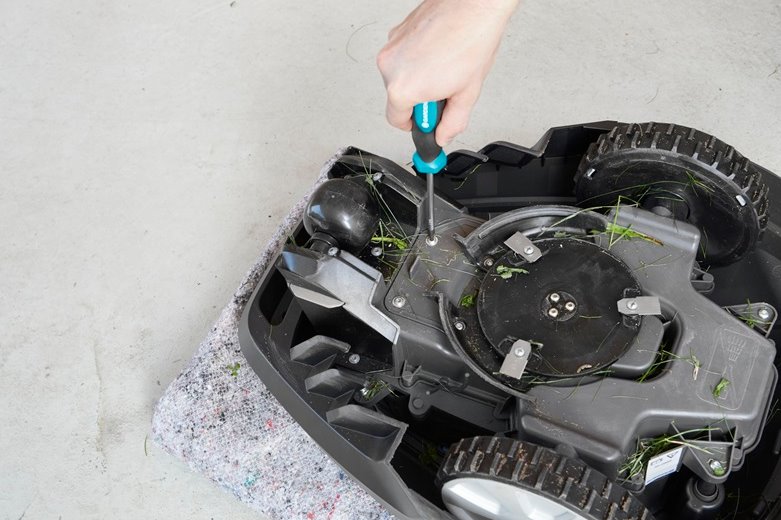 Súprava na údržbu a čistenie robotickej kosačky Gardena 4067-20