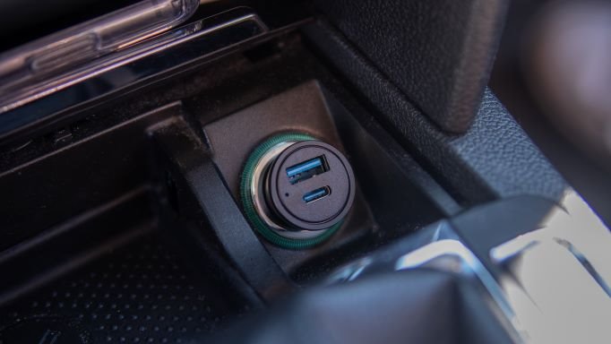 Swissten CL adaptér USB-C + QC 36 W, černý