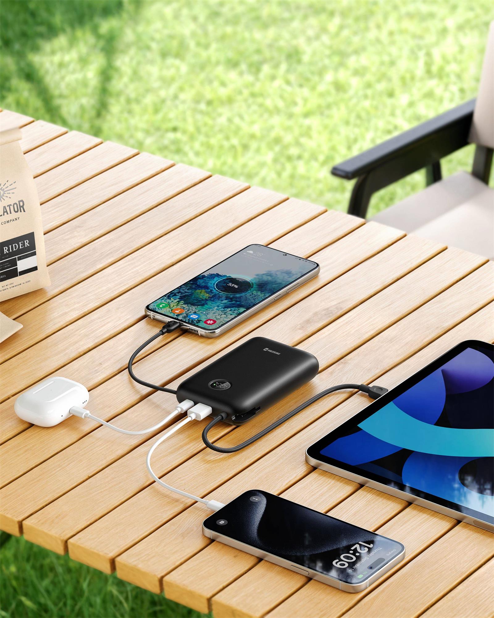 SWISSTEN POWER BANK VOLTBOX 35W 30000 mAh S INTEGROVANÝM USB-C A SVETELNÝMI KÁBLAMI ČIERNA
