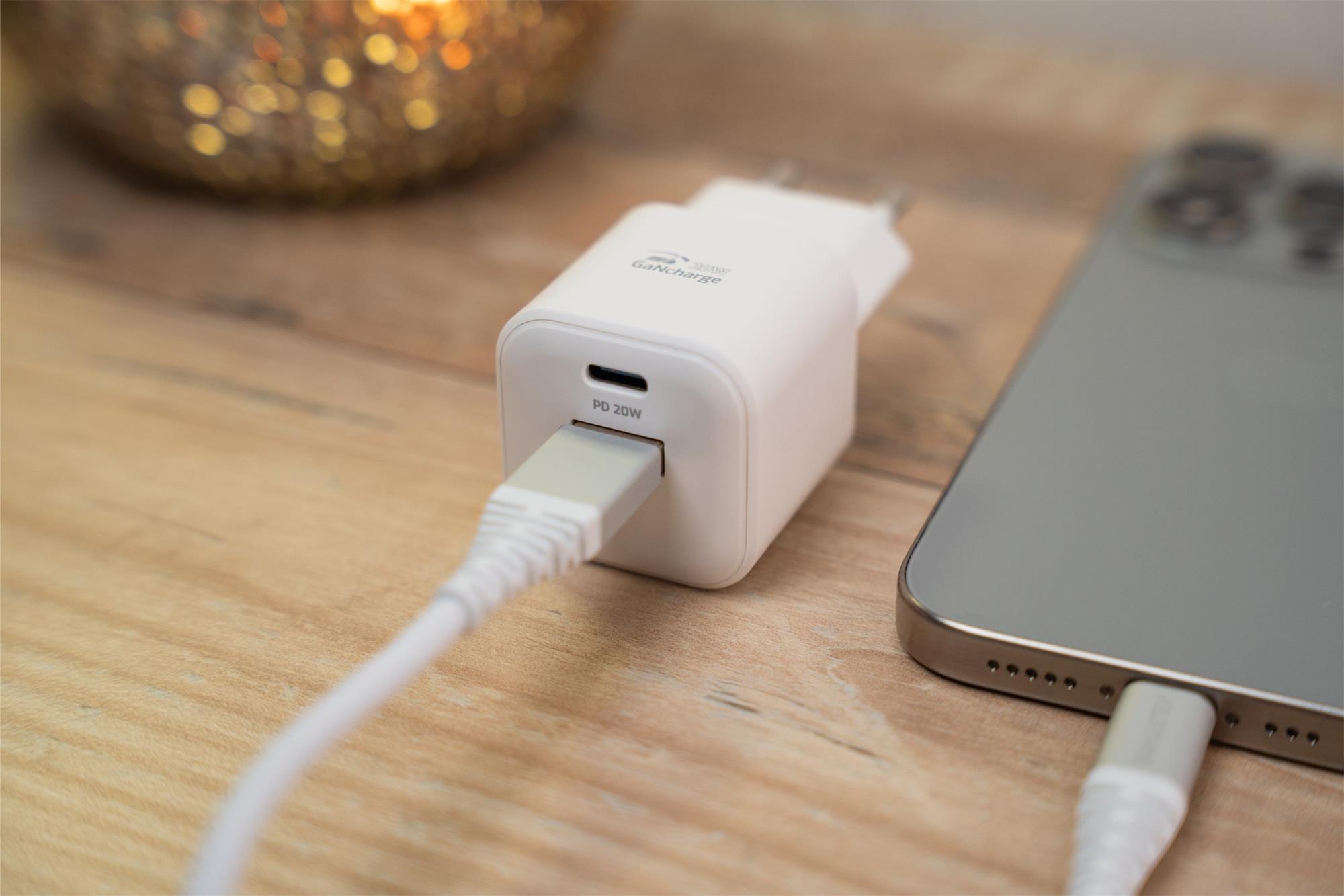 SWISSTEN SÍŤOVÝ ADAPTÉR GaN 1x USB-C 20W PD A 1x USB-A 18W QC BÍLÝ